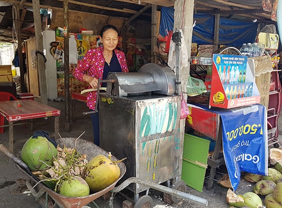 Gia đình bà Lê Thị Liễu sau tái định cư sống bằng nghề buôn bán nhỏ. Ảnh: D.L