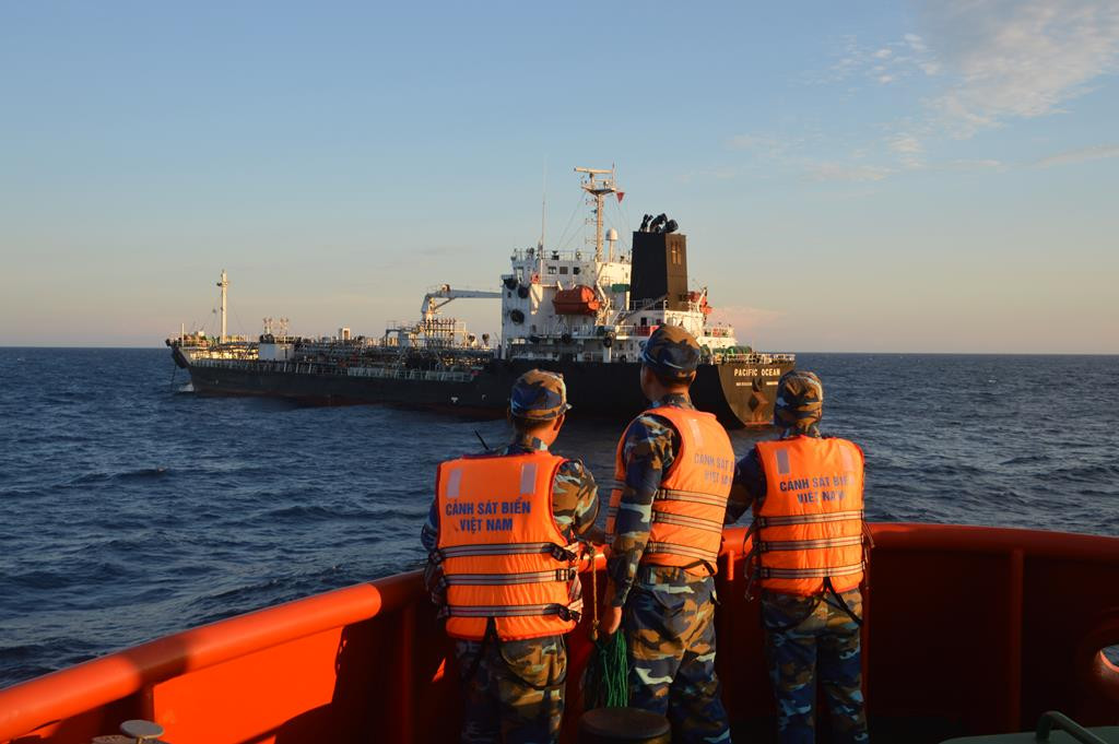 Bộ tư lệnh Vùng CSB 2 dẫn giải tàu  Pacipic Ocean về xử lý. Ảnh: N.T