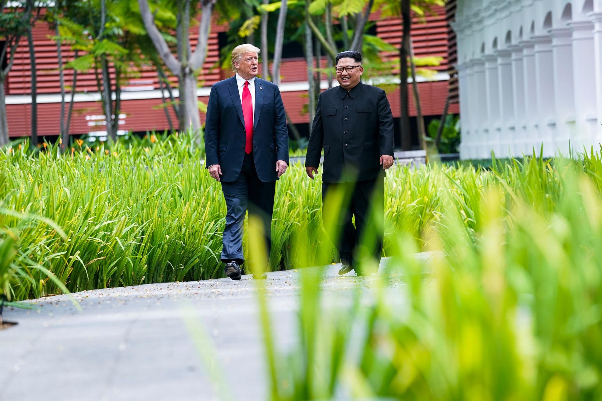 Ông Trump và ông Kim đi dạo sau khi ăn trưa cùng nhau