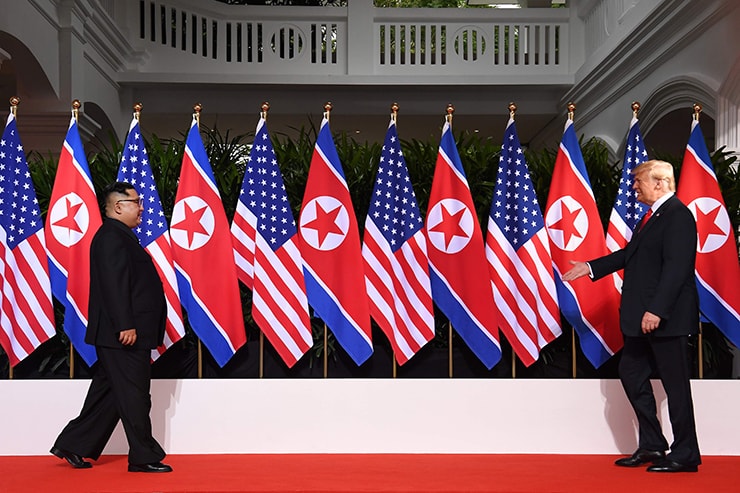 Nhà lãnh đạo Triều Tiên Kim Jong-un (trái) và Tổng thống Mỹ Donald Trump bắt đầu cuộc găp lịch sử.