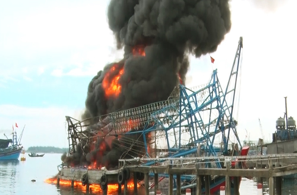 Một chiếc tàu bị cháy tại cảng Kỳ Hà (huyện Núi Thành). Ảnh: VD