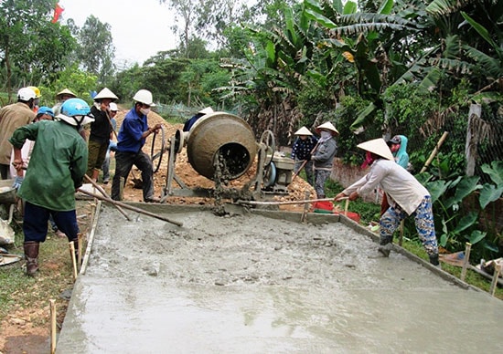 Không chỉ đóng góp công sức, những năm qua hội viên nông dân ở Duy Xuyên còn tự nguyện hiến đất để mở rộng và nâng cấp hệ thống giao thông.Ảnh: H.N