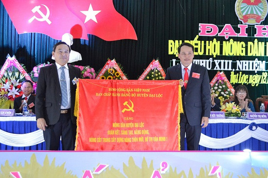 Ban Chấp hành Đảng bộ huyện Đại Lộc tặng bức trướng cho hội viên nông dân huyện Đại Lộc. Ảnh: KK