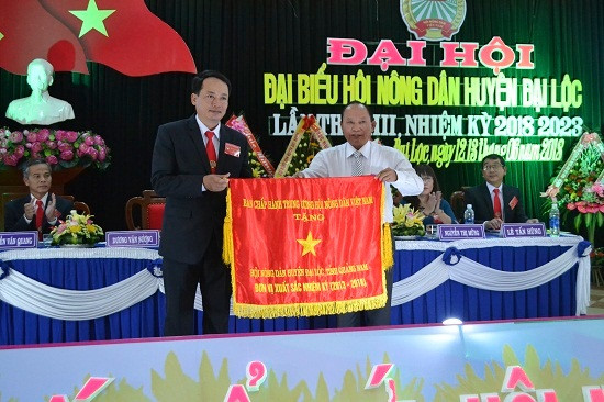 Thay mặt Trung ương HND Việt Nam, ông Vũ Văn Thẩm trao cờ thi đua xuất sắc nhiệm kỳ 2013-2018 cho HND huyện Đại Lộc. Ảnh: KK