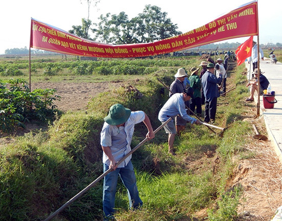 Hội viên CCB phường Tân Thạnh tham gia nạo vét kênh mương tại cánh đồng Nhong, khối phố Đoan Trai. Ảnh: QUANG SƠN