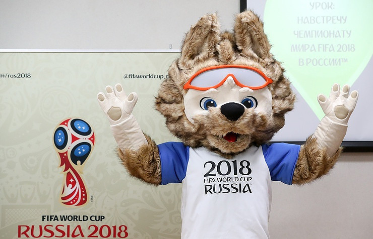 Một chú sói có tên Zabivaka được bầu chọn làm linh vật của mùa World Cup năm nay, xuất hiện từ khắp màn ảnh nhỏ đến đường phố nước Nga. Ảnh: TASS