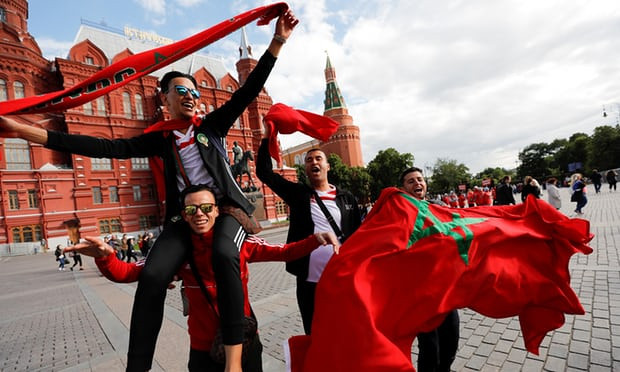 Cổ động viên đến từ Morocco tại Moscow trong trang phục sắc màu rực rỡ. Ảnh: Getty Images