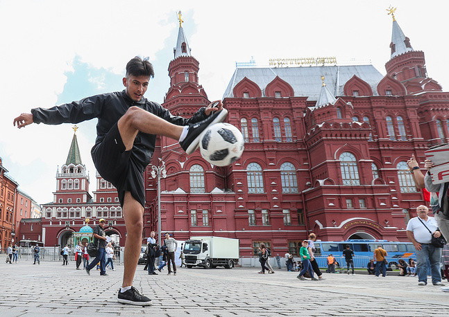 Một cổ động viên đá Adidas Telstar 18 là quả bóng trận đấu chính thức của Giải vô địch bóng đá thế giới 2018, sẽ được tổ chức tại Liên bang Nga- TASS