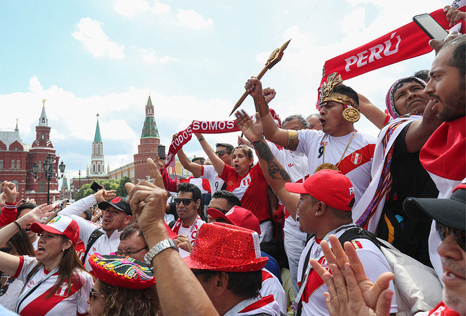 Dù ở rất xa nước Nga, CĐV Peru vẫn lặn lội đến xứ sở bạch dương cùng những chiếc áo đỏ trắng đặc trưng cho quốc kỳ nước mình.Ảnh: TASS