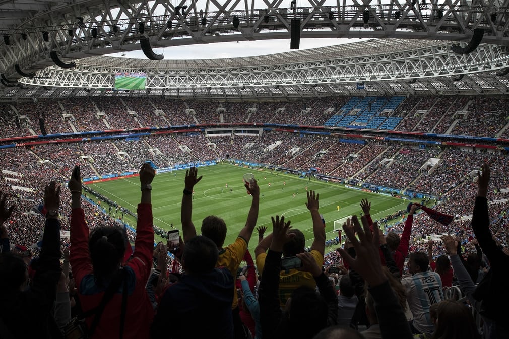 Trái bóng Telstar 18 đã chính thức lăn trên sân Luzhniki với trận mở màn World Cup 2018 giữa Nga và Saudia Arabia.