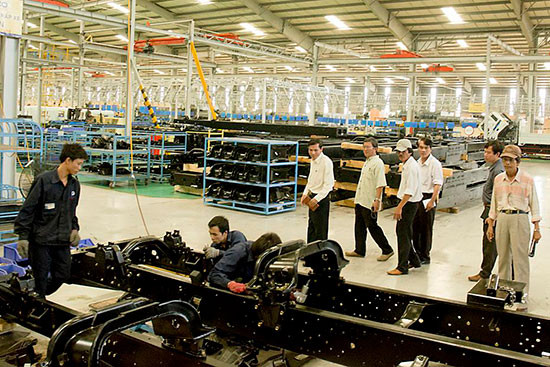 Tham quan một dây chuyền sản xuất ở Khu phức hợp sản xuất và lắp ráp ô tô Chu Lai - Trường Hải. Ảnh: B.A