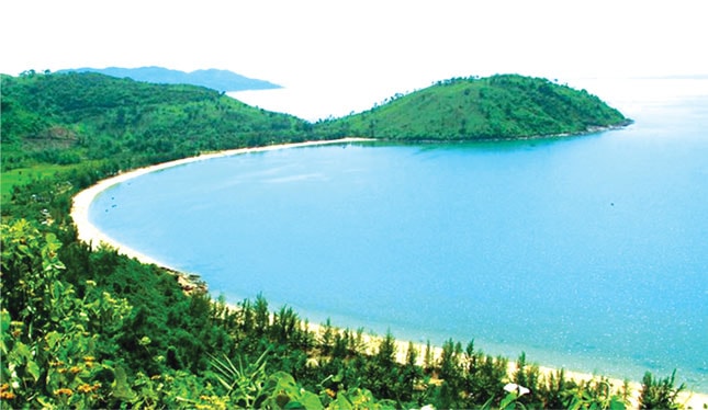 Mũi Isabelle (Hòn Hành) nhìn từ bờ tây-nam vịnh Nam Chơn hiện nay. Ảnh: T.T