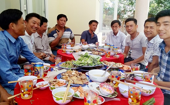 Ăn đám giỗ ở quê. Ảnh: PHƯƠNG THẢO