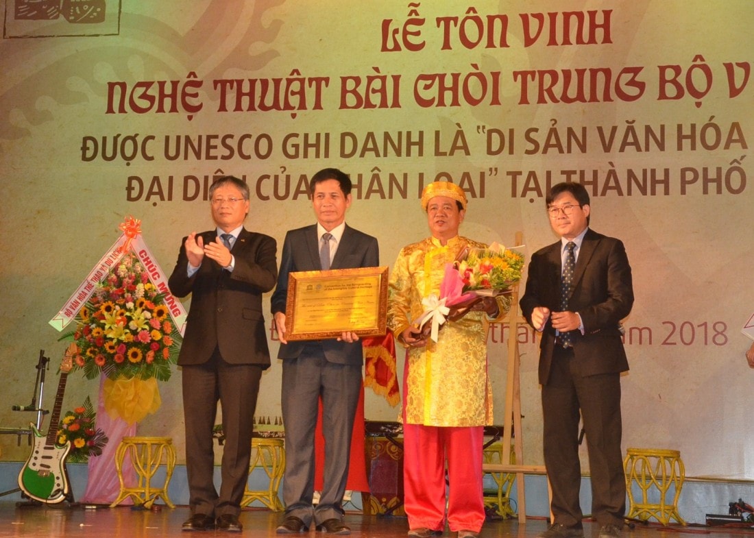 trao bằng vinh danh Nghệ thuật bài chòi Trung bộ Việt Nam là Di sản văn hóa phi vật thể cho lãnh đạo UBND TP.Đà Nẵng