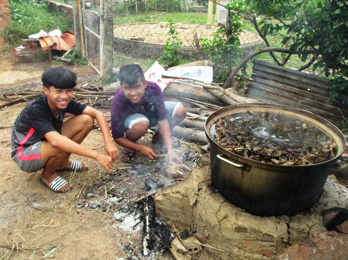 Việc nấu bánh thường kéo dài từ 5-7 tiếng đồng hồ.