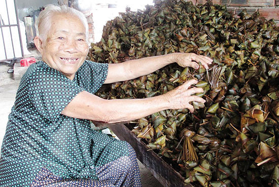 Những ngày qua, người dân làng Tân Phong tập trung làm bánh ú tro để kịp cung ứng sản phẩm ra thị trường.Ảnh: T.P