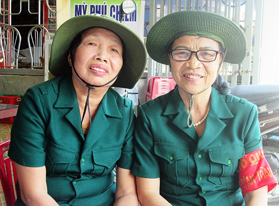 Hai cựu thanh niên xung phong Đỗ Thị Mai (bên trái ảnh) và Phạm Thị Hồng.