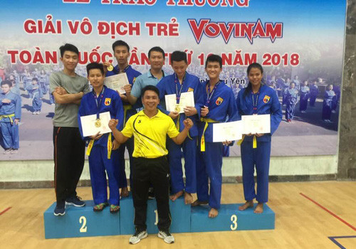 Niềm vui của thầy và trò đội tuyển Vovinam Quảng Nam taih giải vô địch trẻ Vovinam toàn quốc. Ảnh: P.Lai