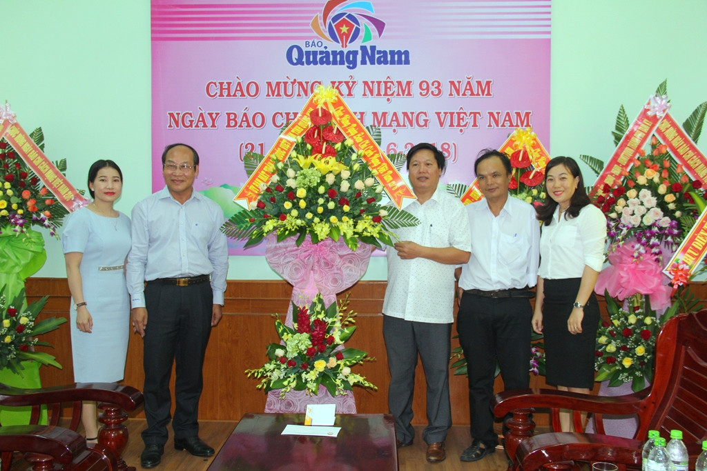 Chủ tịch Ủy ban MTTQ Việt Nam tỉnh Võ Xuân Ca chúc mừng Báo Quảng Nam nhân ngày truyền thống báo chí 21.6. Ảnh: A.N