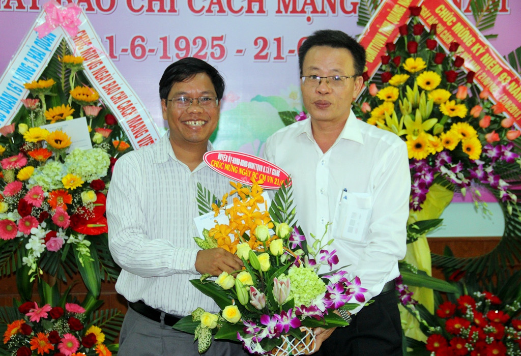 Phó Chủ tịch UBND huyện Tây Giang Arất Blúi thăm, chúc mừng Báo Quảng Nam nhân 93 năm Ngày Báo chí cách mạng Việt Nam 21.6. Ảnh: A.N