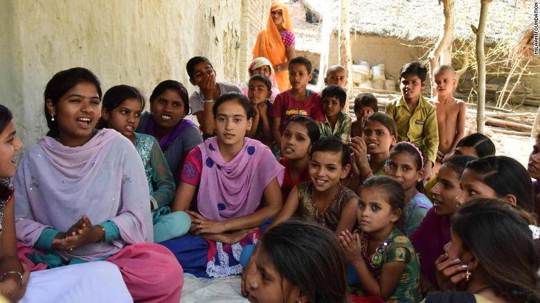 Rajni Devi và những đứa trẻ tại cộng đồng nơi em sinh sống. Ảnh: CNN
