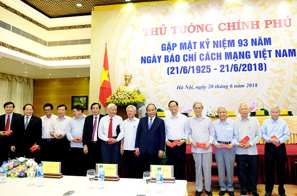 Thủ tướng Nguyễn Xuân Phúc chụp ảnh chung với các lãnh đạo, nguyên lãnh đạo các cơ quan báo chí, các Nhà báo lão thành.