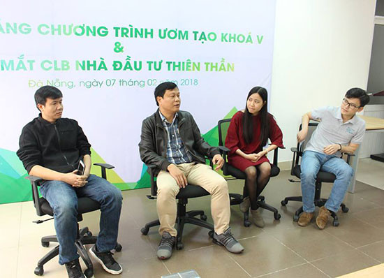 Lãnh đạo DNES và anh Nguyễn Quốc Phong (giữa) - CEO dự án H2O Farm. Ảnh: DNES cung cấp
