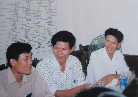 Tác giả Thái Mỹ (giữa) trong lần gặp gỡ, trao đổi nghiệp vụ với các phóng viên Báo An ninh Hải Phòng năm 2006.