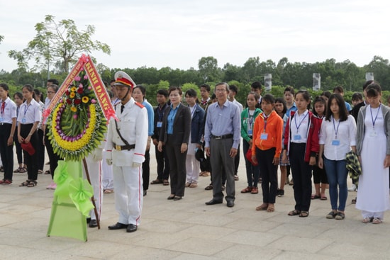 Học sinh là con em công nhân lao động viếng hương Tượng đài Mẹ Việt Nam anh hùng trước lễ tuyên dương. Ảnh: D.L