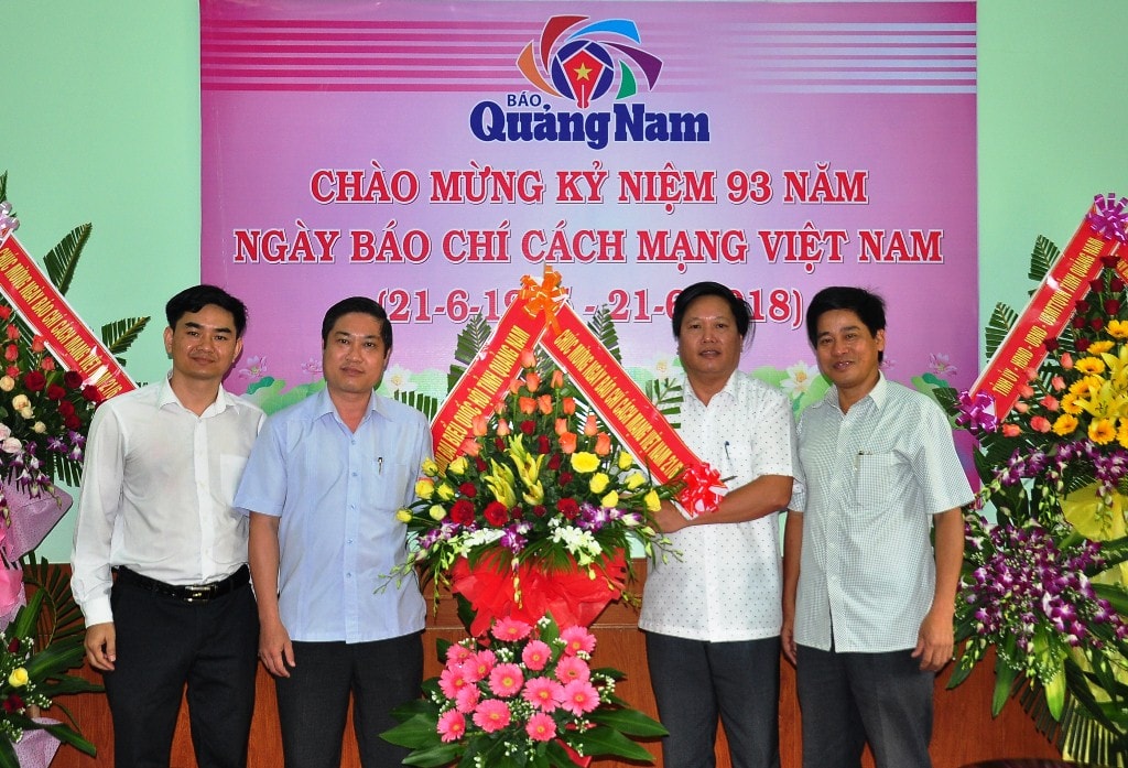 Đoàn ĐBQH tỉnh chúc mừng Báo Quảng Nam nhân kỷ niệm 93 năm Ngày Báo chí cách mạng Việt Nam. Ảnh: VINH ANH