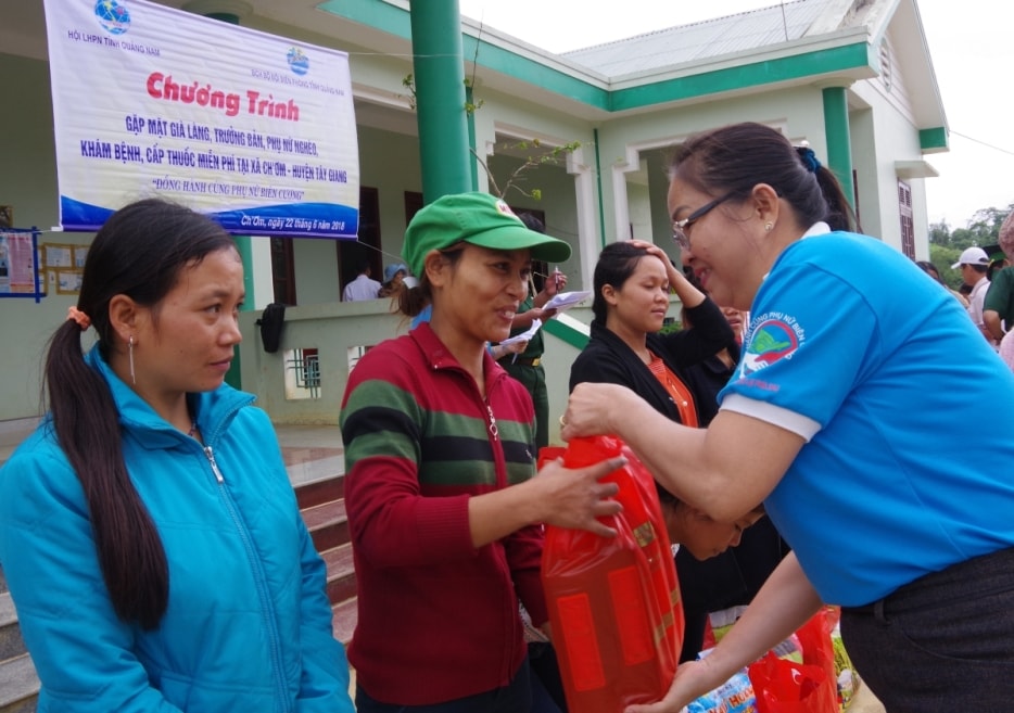 Đồng chí Trương Thị Lộc – Chủ tịch Hội LHPN tỉnh trao tặng quà cho các Hội viên phụ nữ của xã Ch’Ơm.