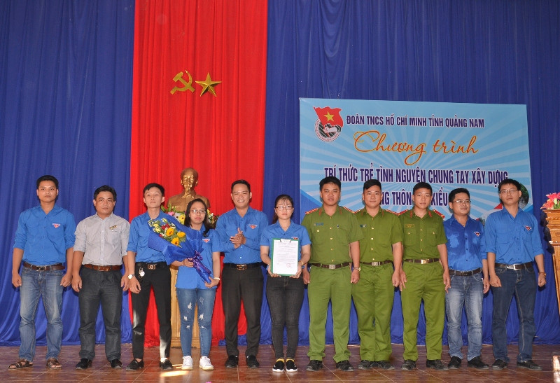 Đội hình Tri thức trẻ tình nguyện xây dựng NTM của tuổi trẻ Quảng Nam được thành lập. Ảnh: PHAN TUẤN