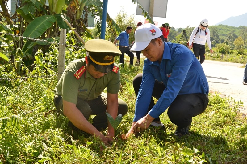 Đội hình Tri thức trẻ tình nguyện xây dựng NTM của tuổi trẻ Quảng Nam được thành lập. Ảnh: PHAN TUẤN