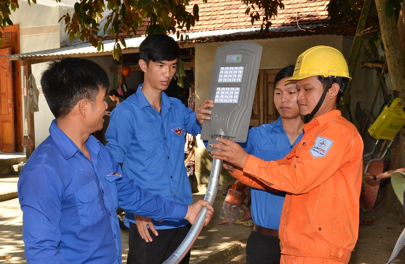 Đội hình Tri thức trẻ tình nguyện xây dựng NTM của tuổi trẻ Quảng Nam được thành lập. Ảnh: PHAN TUẤN