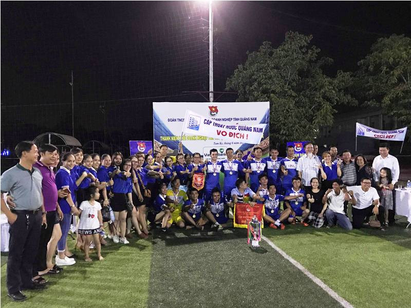 Cầu thu và cổ động viên Đội bóng Công ty CP Cấp thoát nước Quảng Nam ăn mừng chức vô địch. Ảnh: VINH ANH