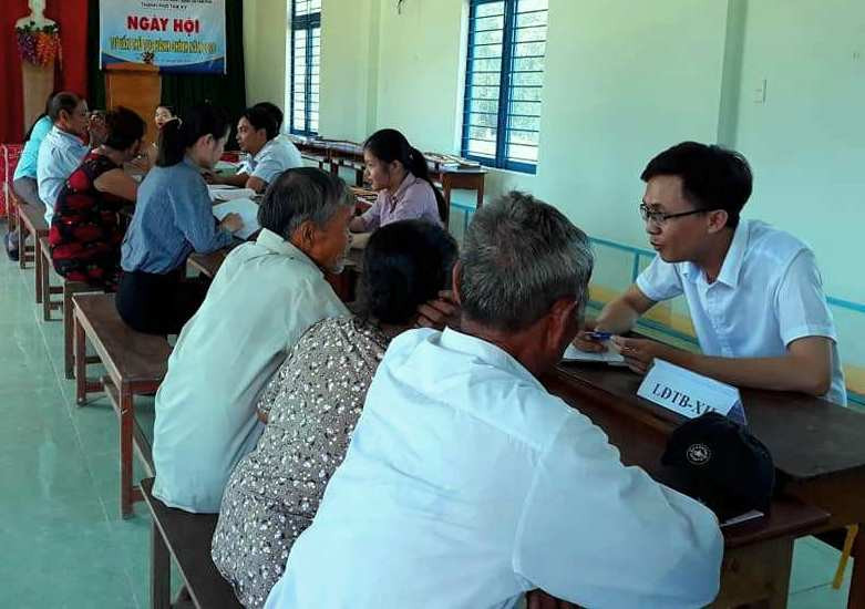 Tư vấn thủ tục hành chính cho người dân xã Tam Phú. Ảnh: THÚY SƯƠNG
