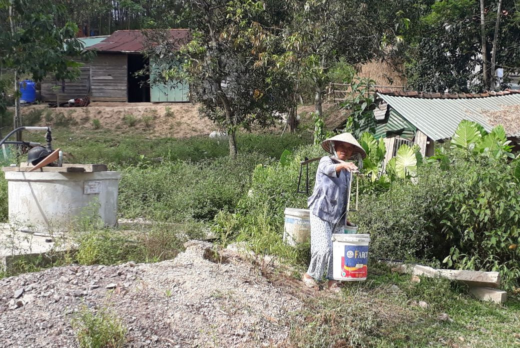 Người dân xã Phước Ninh phải đi gánh nước về sinh hoạt, Ảnh: MINH THÔNG