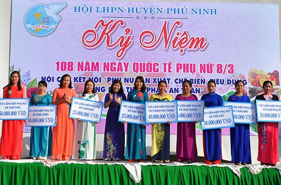 Phụ nữ huyện Phú Ninh thực hành tiết kiệm giúp đỡ phụ nữ nghèo. Ảnh: VINH ANH