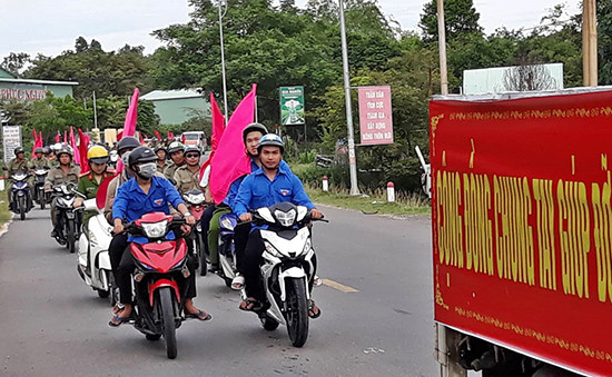 Đoàn diễu hành với sự góp mặt của đoàn viên, thanh niên 13 xã phường đi qua các trục đường chính của TP. Tam Kỳ nhằm tuyên truyền sâu rộng cho người dân.