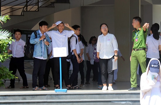 Lực lượng an ninh làm nhiệm vụ tại một điểm thi trên địa bàn TP.Tam Kỳ.