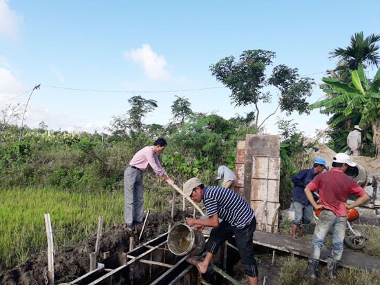 Đại diện ban TTND và ban giám sát ĐTCĐ xã Cẩm Kim, Hội An (phía trên, bên trái) giám sát công trình xây dựng kênh mương nội đồng tại địa phương. Ảnh: L.H