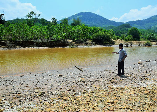 Dòng sông Bồng Miêu bị ô nhiễm nặng. Ảnh: T.T