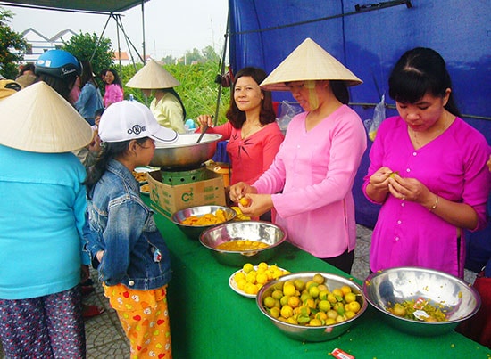 Phụ nữ Cẩm Hà chế biến các món ăn từ trái quật. Ảnh: Đ.H