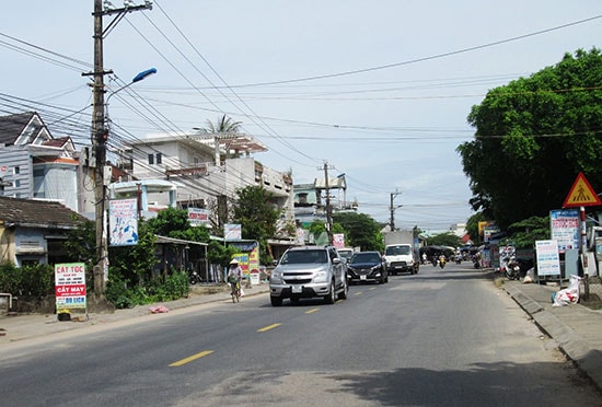 Trung tâm xã Quế Xuân 1 ngày càng khang trang. Ảnh: VĂN SỰ