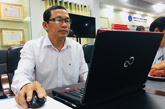 Ông Nguyễn Thanh Danh - Phó Giám đốc BHXH Quảng Nam rà soát lại các câu trả lời.