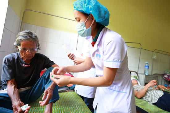 Bệnh nhân huyện miền núi Nam Giang được khám chữa bệnh bằng thẻ BHYT.