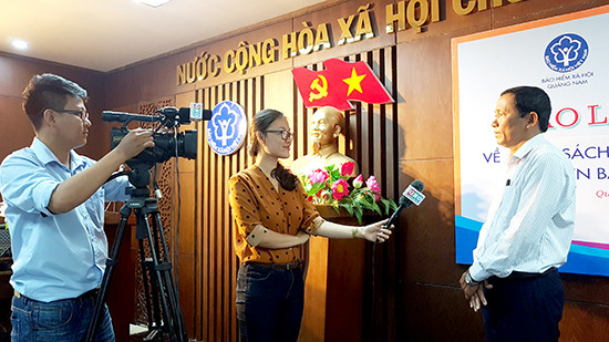 Ông Nguyễn Thanh Danh (phải) trả lời phỏng vấn của Báo Quảng Nam về hiệu quả công tác phối hợp tuyên truyền giữa Báo Quảng Nam và BHXH Quảng Nam.