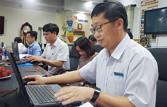 Lãnh đạo các phòng nghiệp vụ, chuyên viên BHXH Quảng Nam tham gia buổi giao lưu trực tuyến.