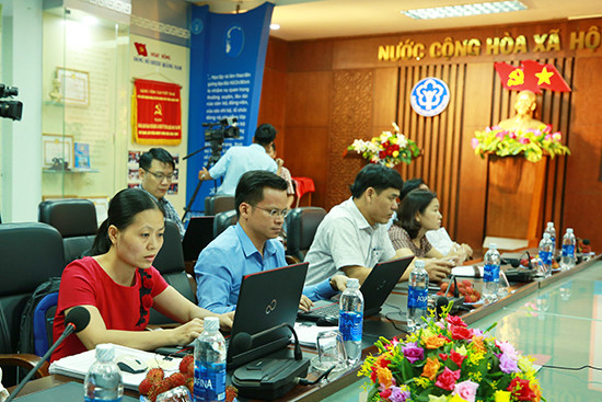 Lãnh đạo các phòng nghiệp vụ của BHXH Quảng Nam đang trả lời câu hỏi bạn đọc.