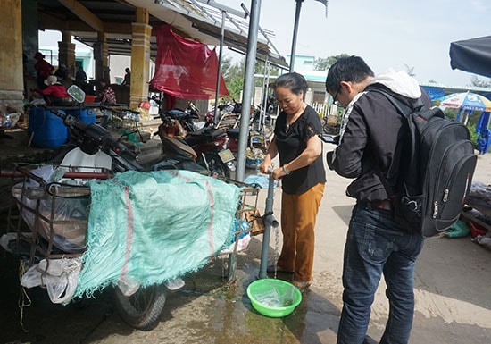 Các tiểu thương tự chung tiền đóng giếng bơm tại chợ Bình Minh để có có nước sinh hoạt.  Ảnh: GIANG BIÊN